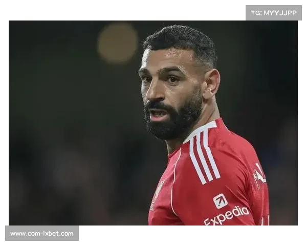 神态轻松的萨拉赫未进名单 坐场边悠闲品菠萝引球迷热议